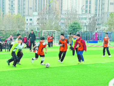 追风少年绿茵场点燃梦想